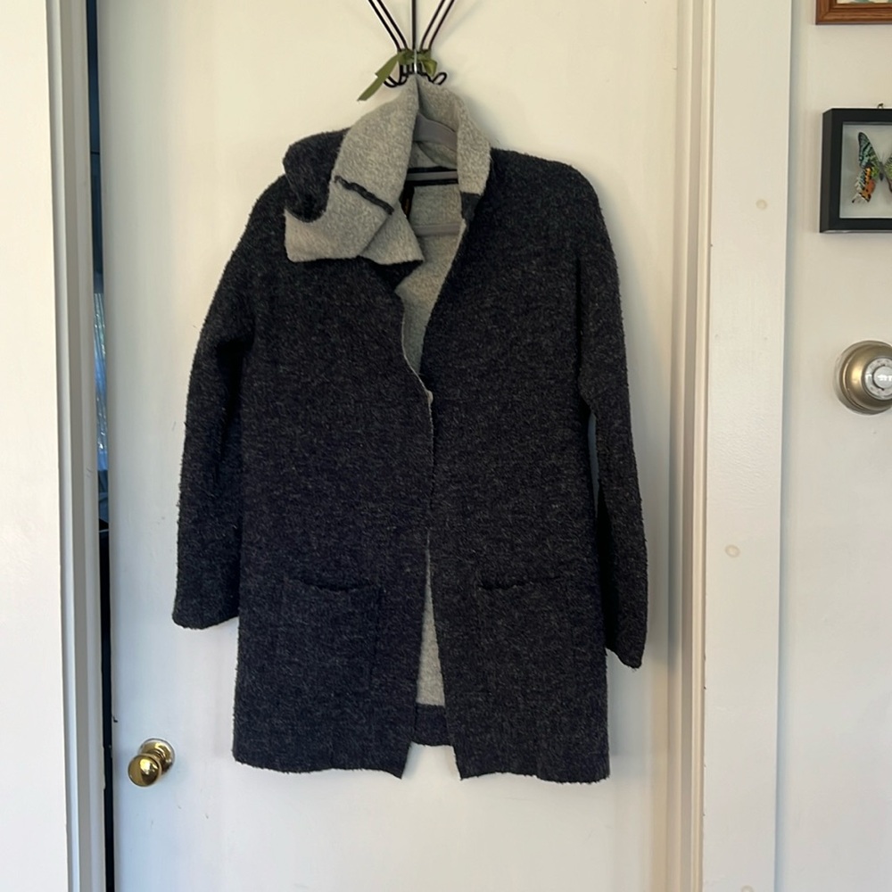 Cozy blue hoody with button and pockets